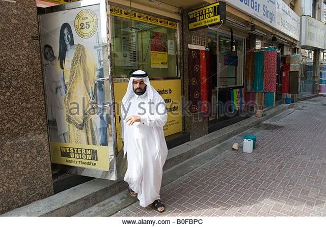 dubai-united-arab-emirates-the-cloth-souk-market-a-western-union-money-b0fbpc.webp