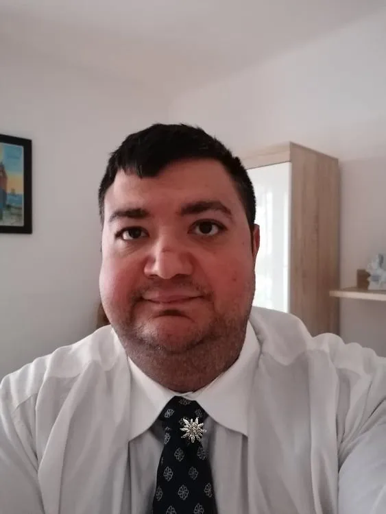 EdelweißpinaufKrawatte.webp