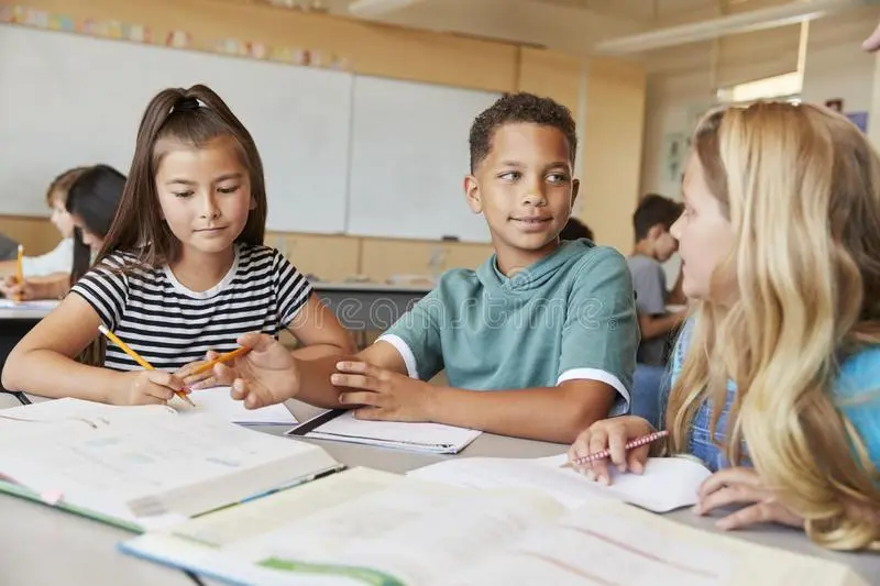 elementary-school-kids-class-working-together-desk-128591583.webp