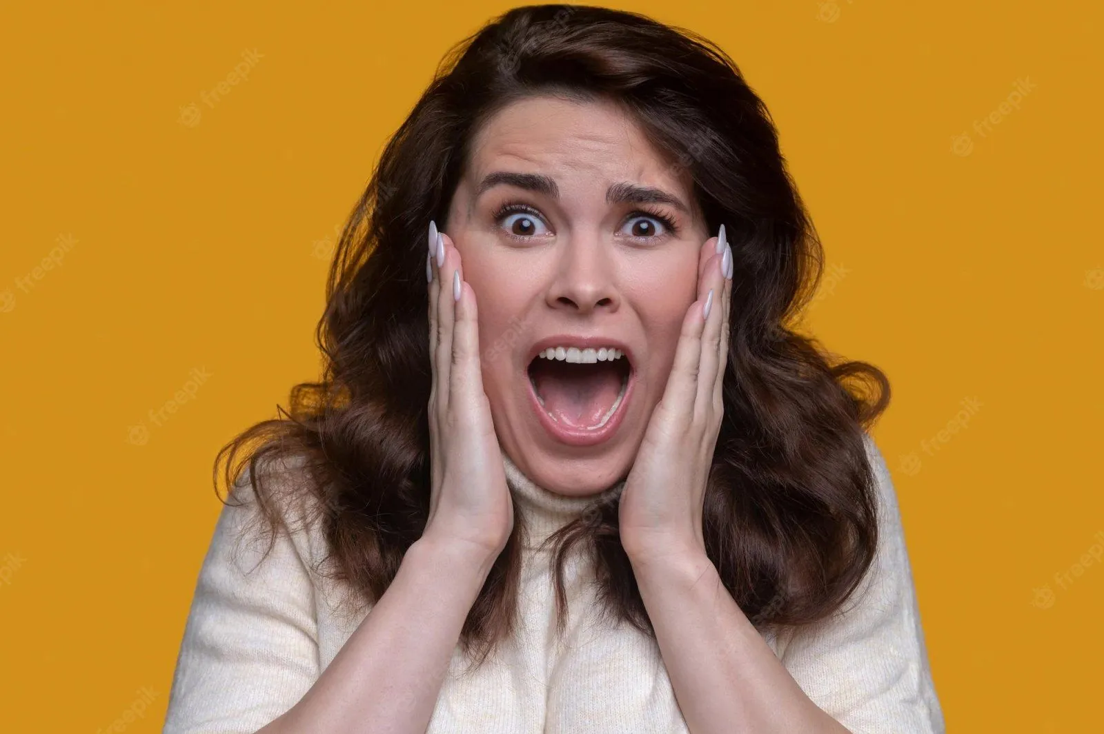 face-screaming-female-showing-terror_259150-58954.webp