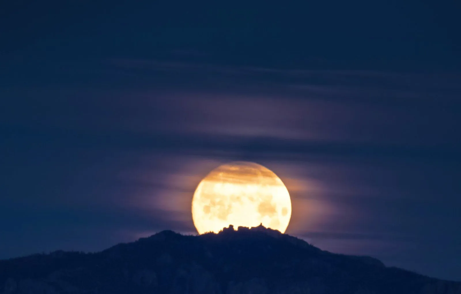 fullflowermoonbehindblkelkpeakmay2020-012b-3727790453.jpg