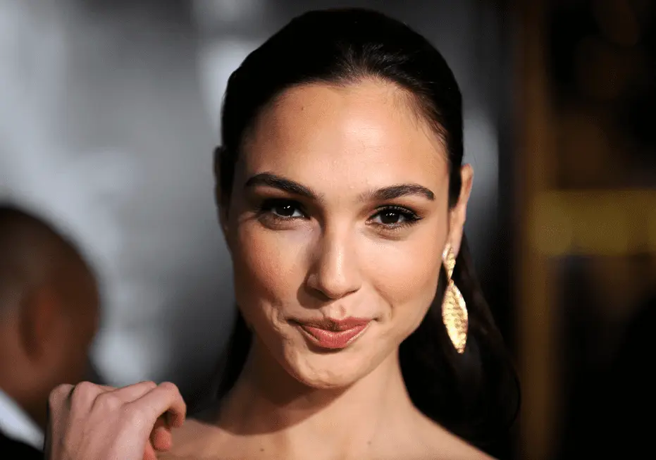 Gal Gadot+Wonder Woman+Diana Prince+Sincere Smile+Suppressed Smile+Lip Purse+Nonverbal Commun...webp