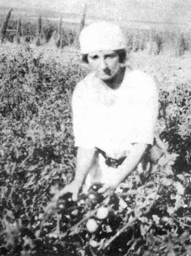 Golda_working_in_kibbutz_Merhavia1.webp