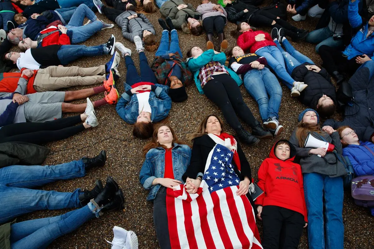gun protesters at the WH.webp