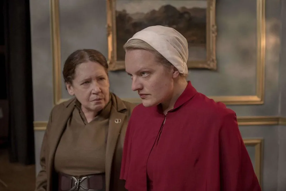 handmaids-tale-2-ht-ps-190618_hpEmbed_3x2_992.webp