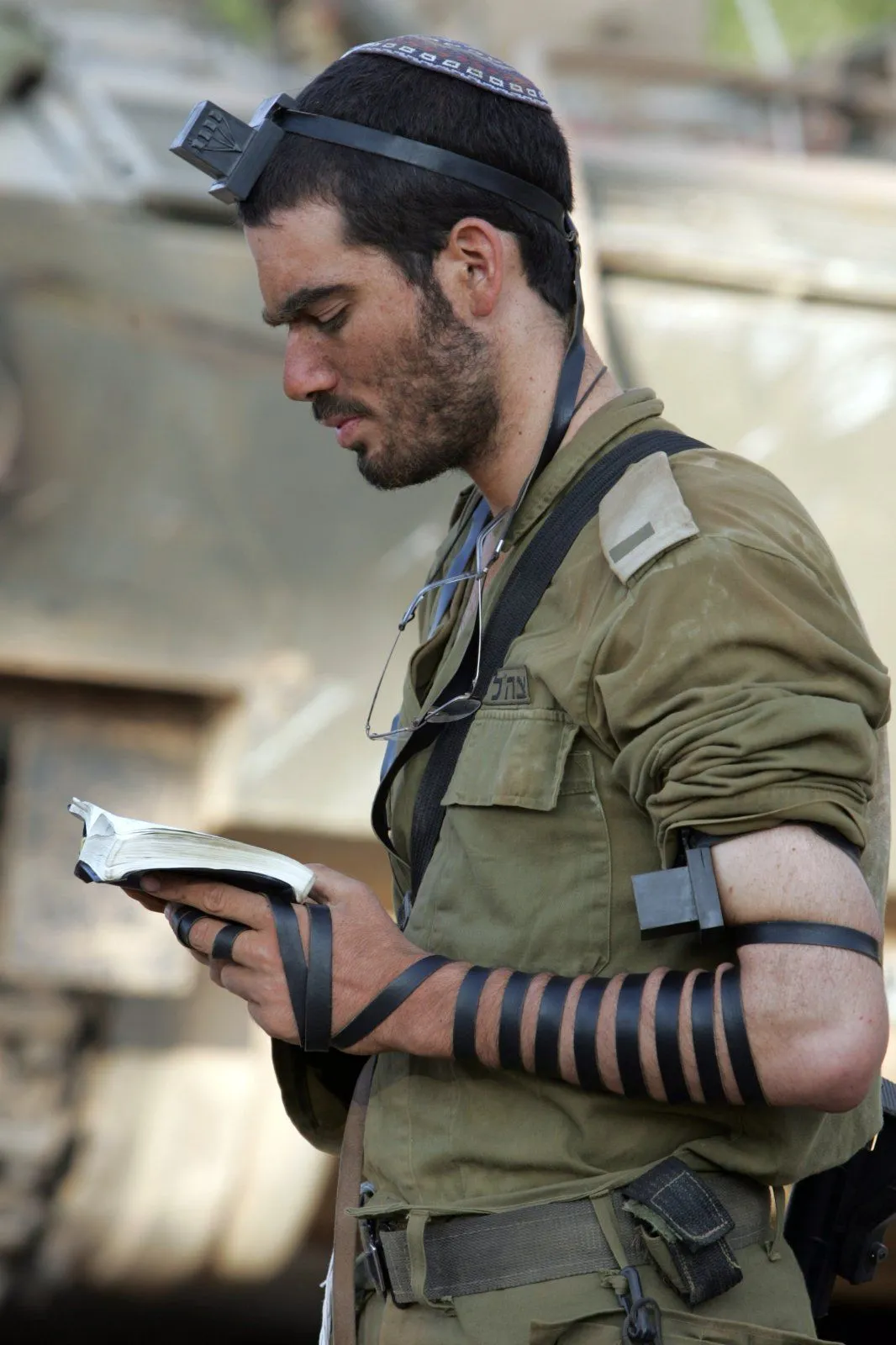 IDF_soldier_put_on_tefillin.webp