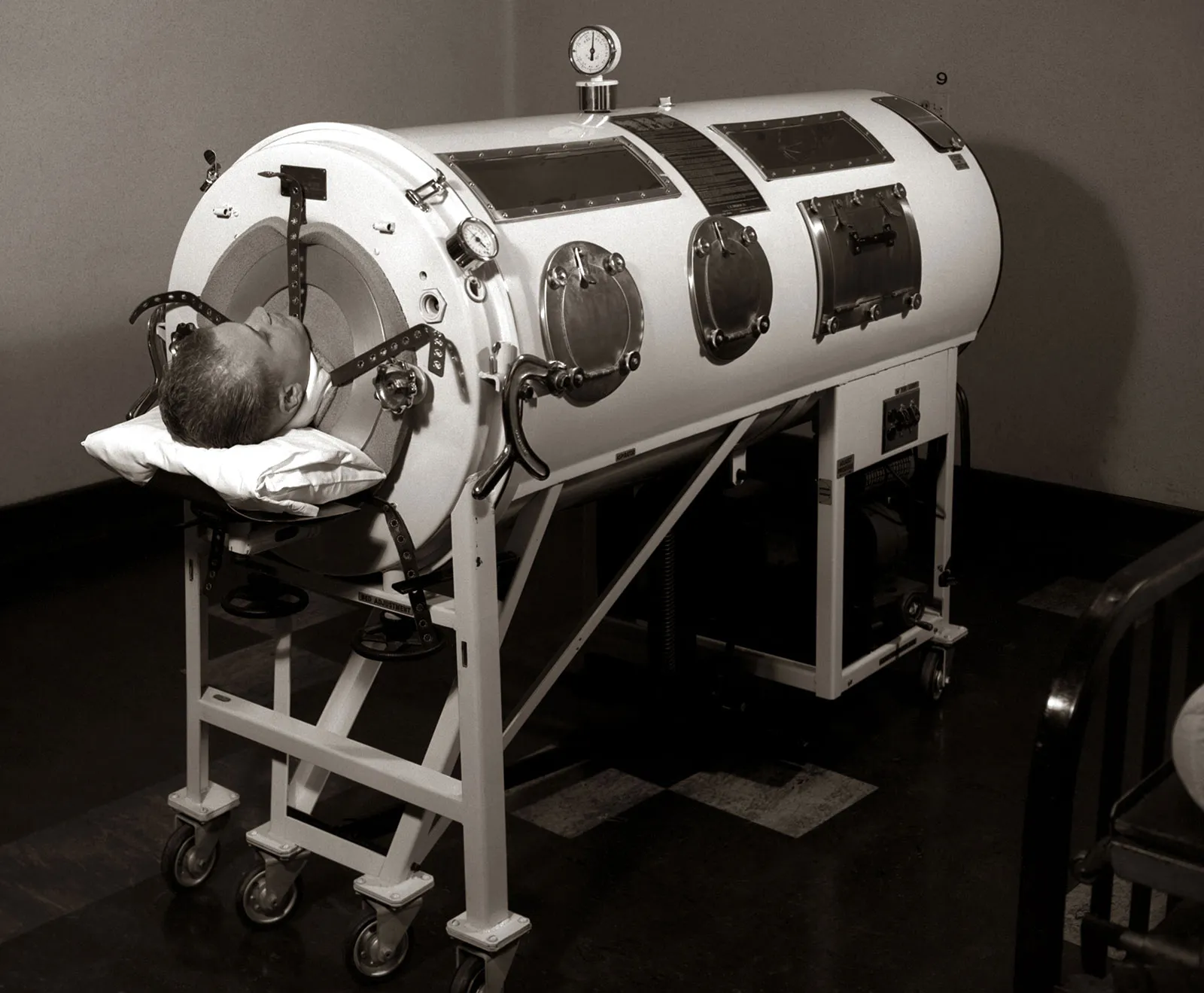 iron-lung-machine.webp