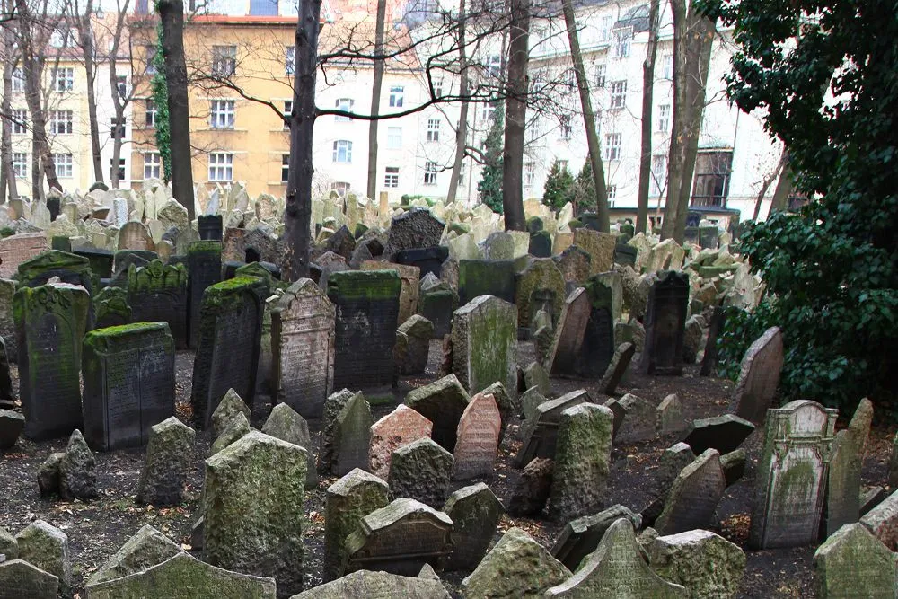 jewish-graveyard-prague-czech-republic-3.webp