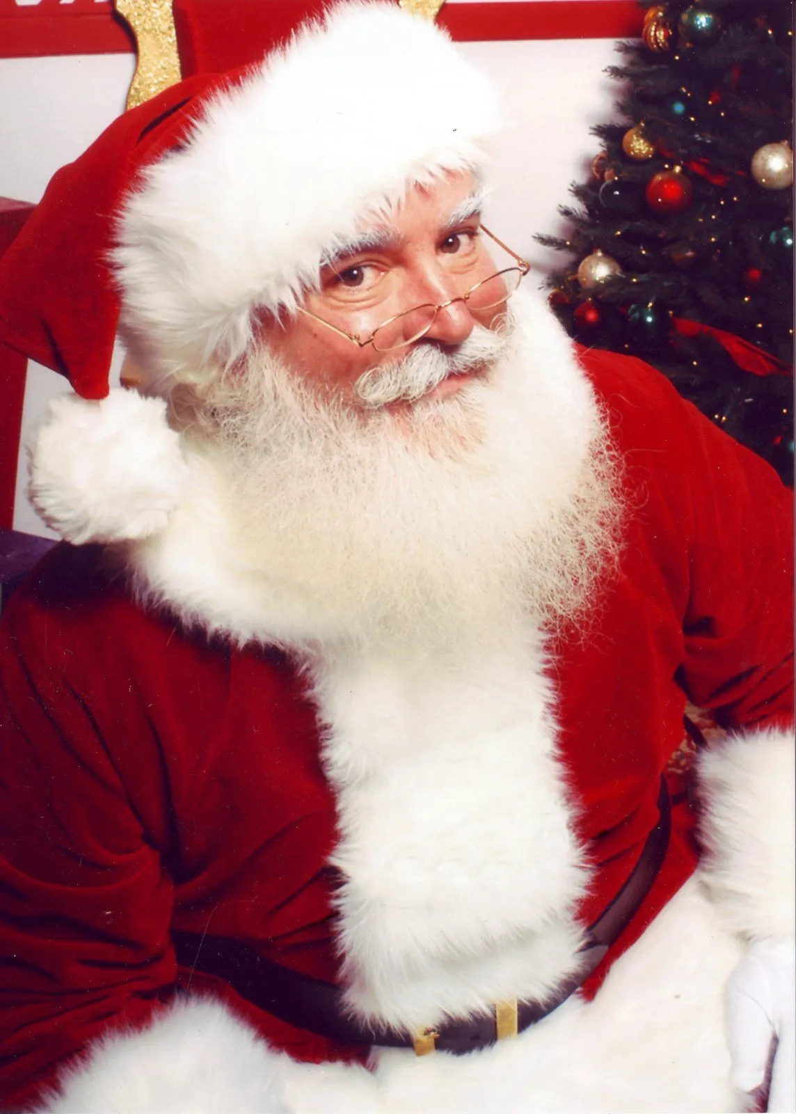 Jonathan_G_Meath_portrays_Santa_Claus.webp