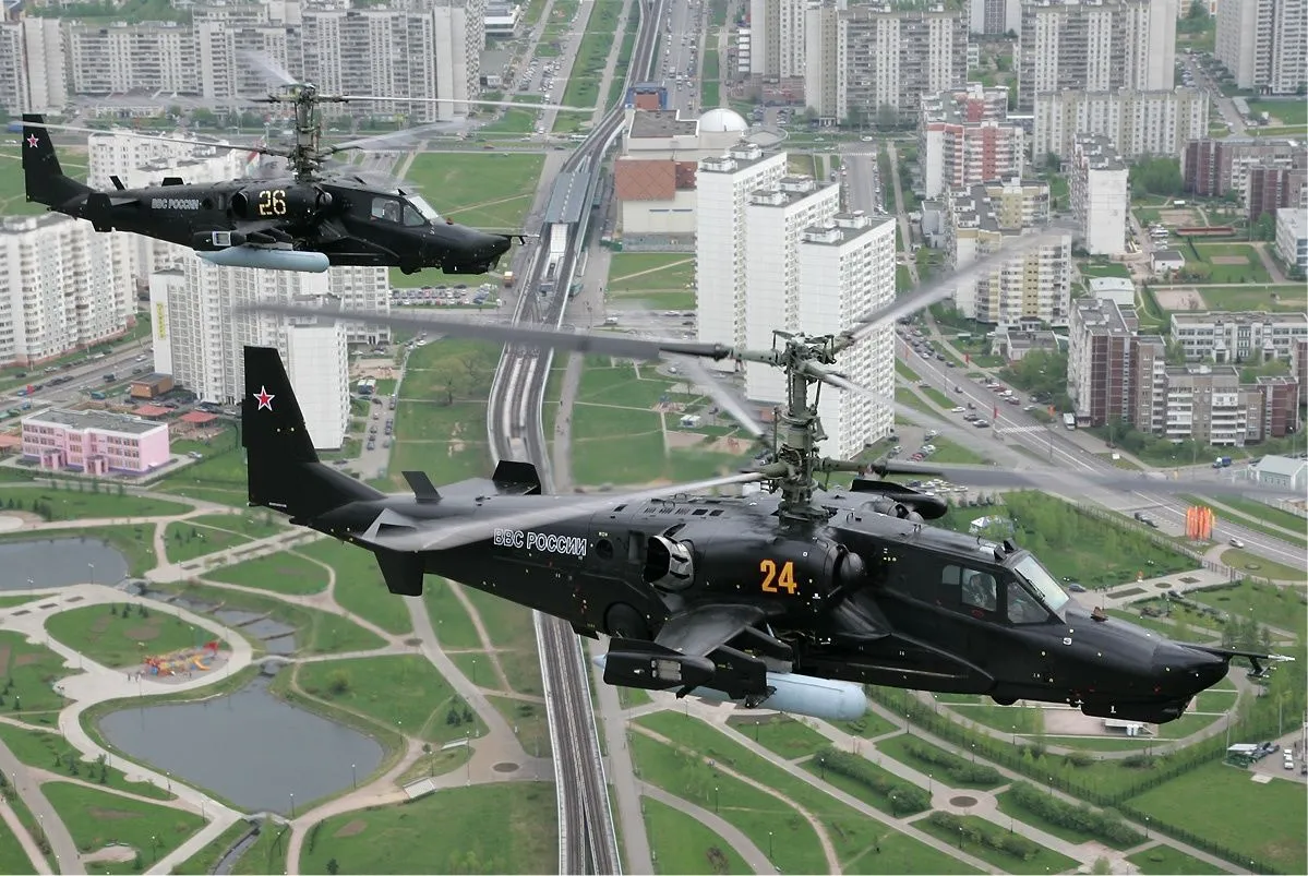 Ka-50_helicopters_over_Moscow.webp