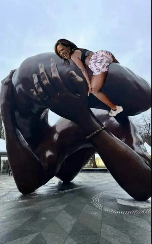 kamala hunching a dick.webp