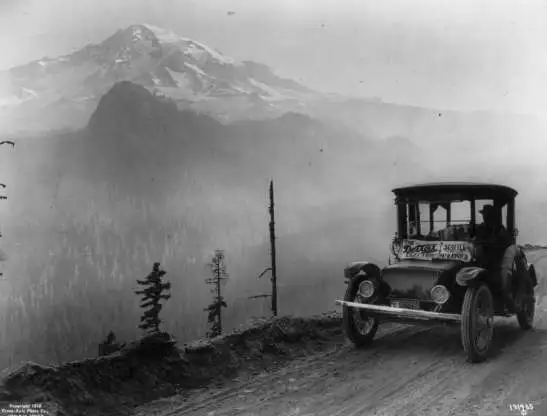 La voiture Detroit Electric roule sur une route de l'État de Washington 1919.webp