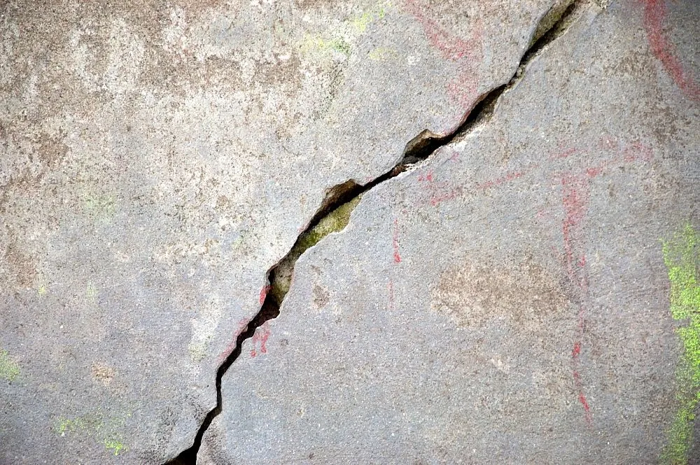 large-crack-in-concrete-wall.webp