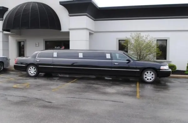 lincoln-towncar-limo-1.webp