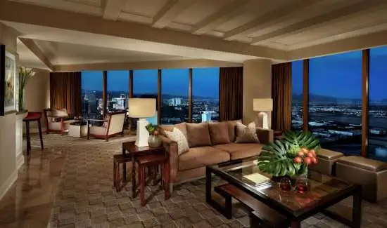 mandalay-bay-hotel-room-vista-suite-living-space.tif.image.550.325.high.webp