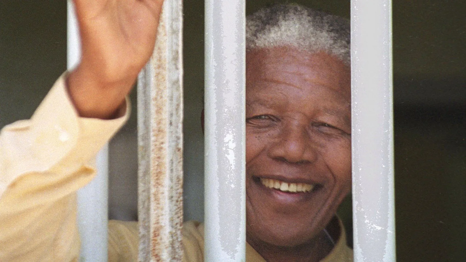 mandela-robben_wide-e41b84fb6488fc4426e3f63aafe0feb9834e2ce8.webp