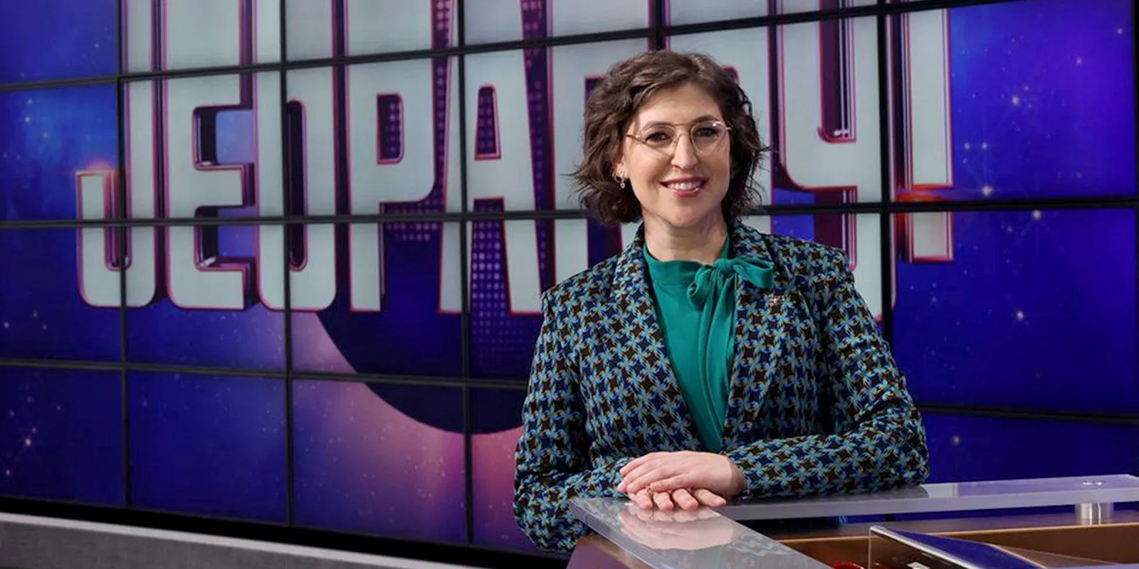 mayim-bialik-jeopardy-mc-main-210811.webp