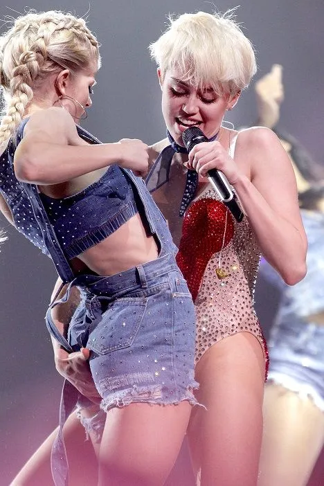 miley-cyrus-fingering-a-back-up-dancer-on-stage (1).webp