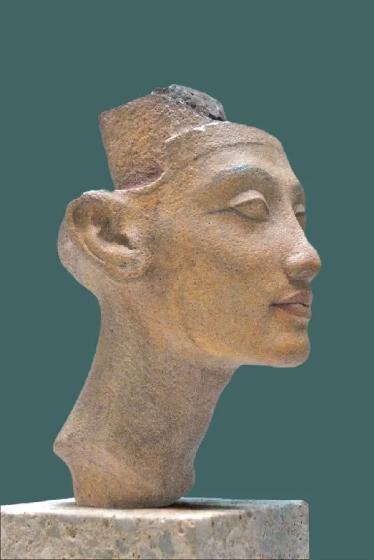 Nefertiti_ou_Meritaten_(Neues_Museum,_Berlin)_(6098236960).webp