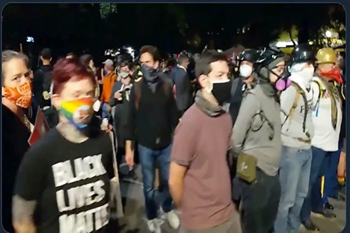 New-wall-of-military-veterans-protect-protesters-in-Portland.jpeg
