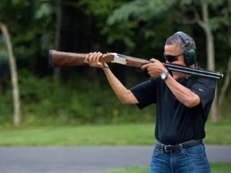 obama-gun-photo-parody.webp