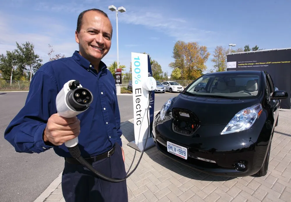 ottawa-resident-ricardo-borba-takes-delivery-of-the-first-consumer-nissan-leaf-in-canada_1003...webp
