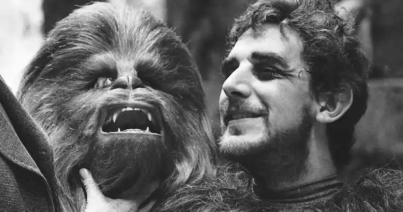 Peter-Mayhew-Dead-74-Years-Old.webp