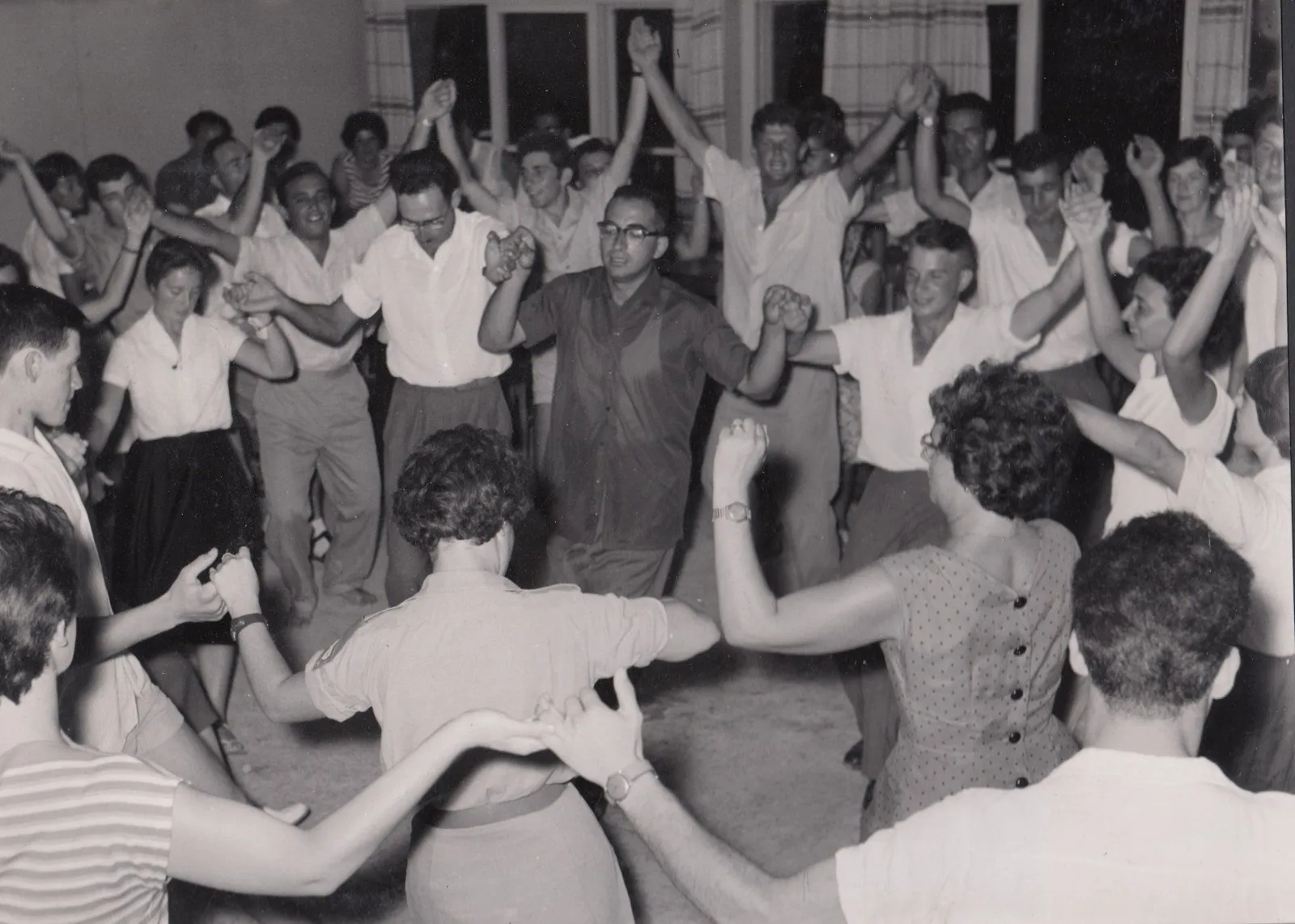 PikiWiki_Israel_47092_Hora_Dance.webp