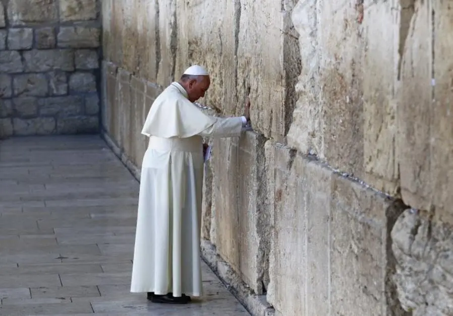 Pope Fransis at the Western Wall (2004).webp