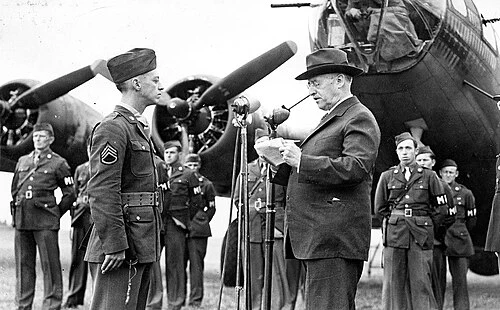 RAF_Thurleigh_-_306th_Bombardment_Group_-_MoH_Ceremony_Maynard_Smith.webp