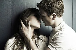 rhsfeat_uple_kissing-300x200.webp