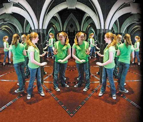 Ripley_s_Mirror_Maze_(002).webp