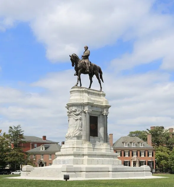 Robert E. Lee statue.jpg