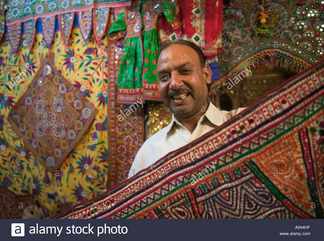 rug-merchant-pushkar-rajasthan-india-A044HF.webp
