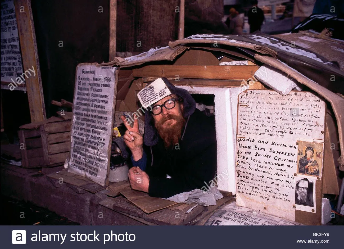 russia-a-homeless-man-asking-for-help-donations-while-living-in-a-BK3FY9.webp