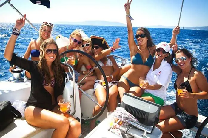 sailing-with-girls-2.webp