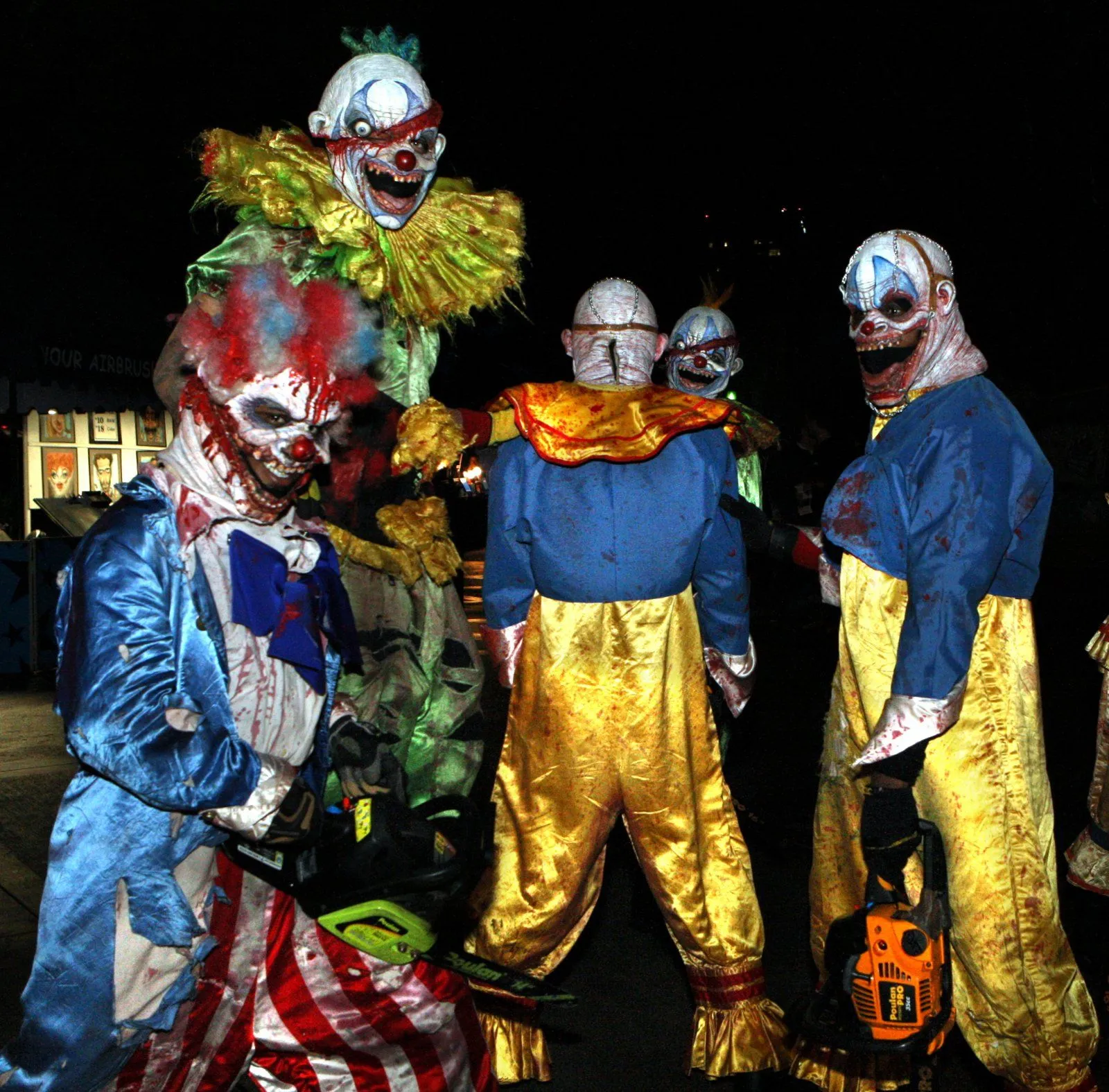 Scary_Clowns_at_PDC2008_Party_at_Universal_Studios_(cropped).webp