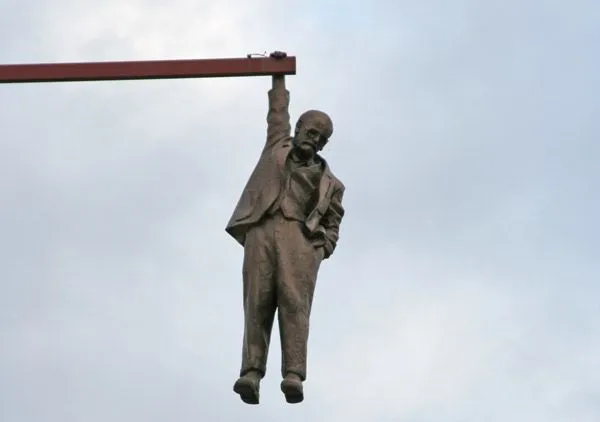 statue saves himself.webp