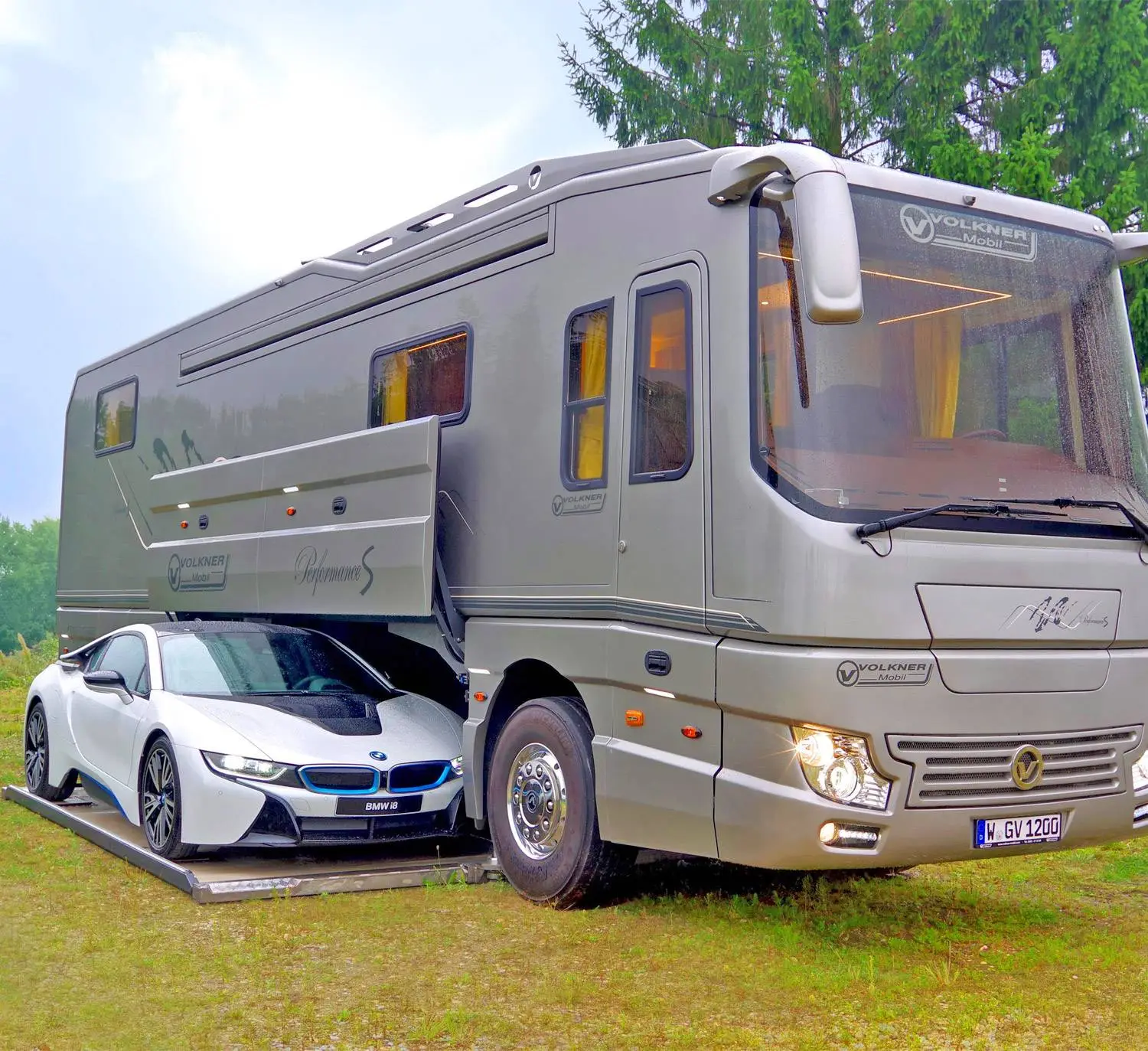 this-luxury-motorhome-has-its-own-garage-to-hold-a-car-0.jpg