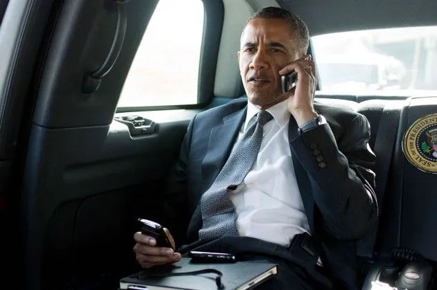 tmp_31982-obama-on-cellphone-calling-texting-001-630x419230192876.webp