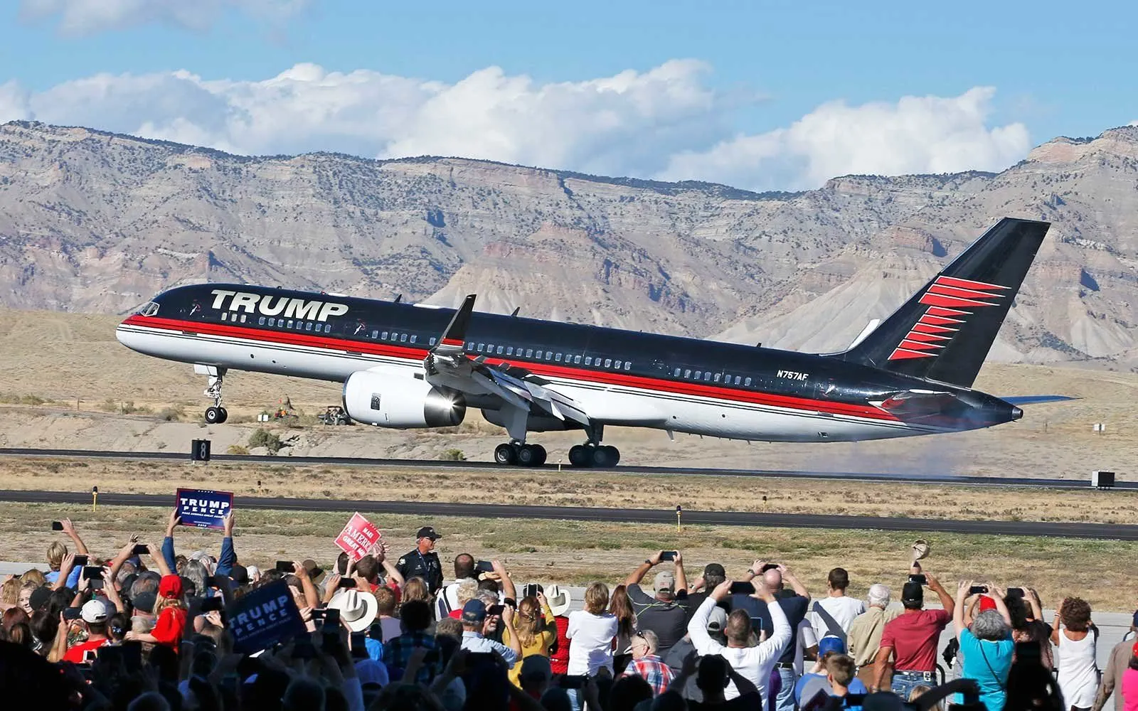 trump-airplane-colorado-landing-JETS0117.webp