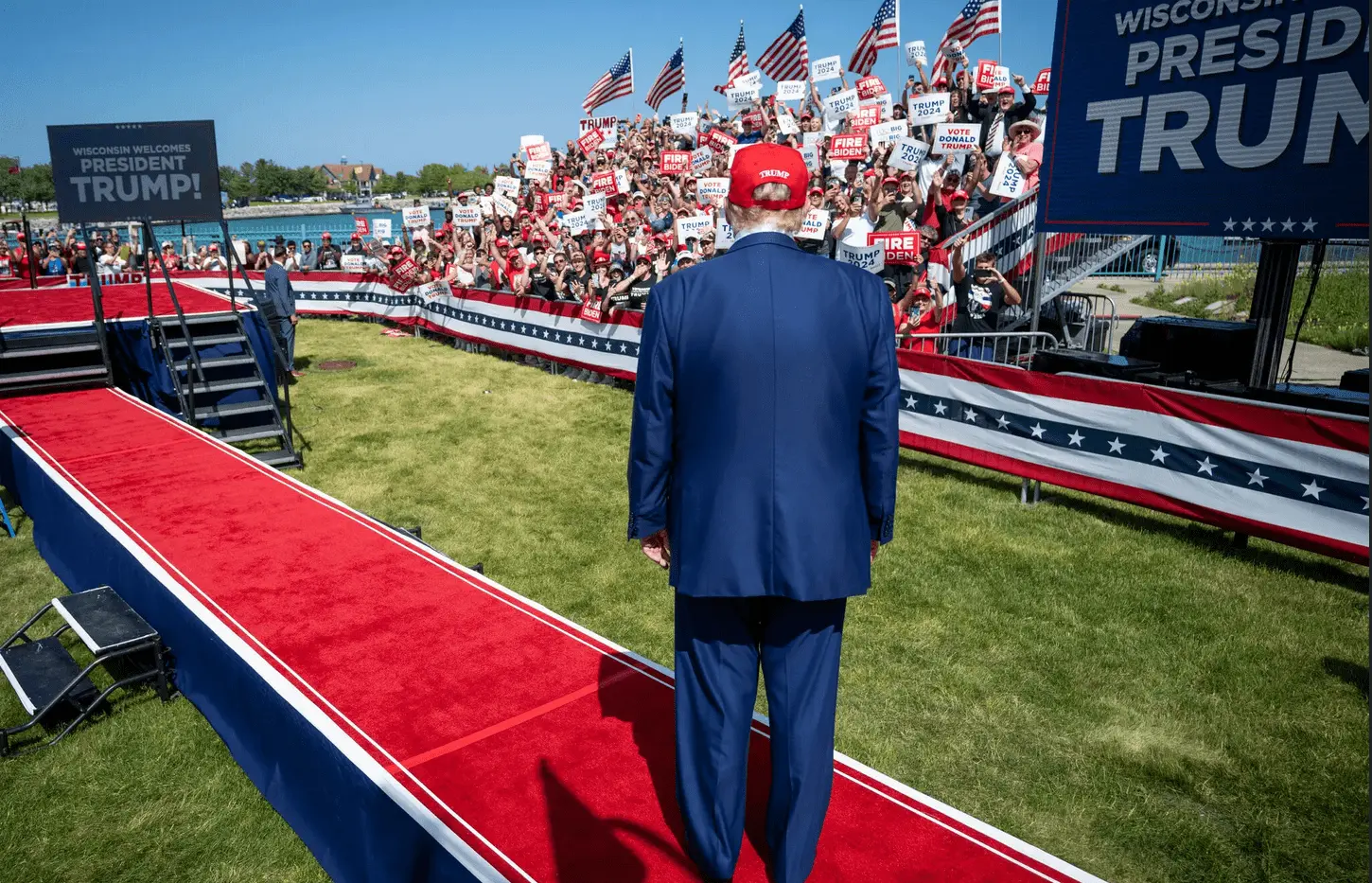 Trump Wisconsin rally crowd staged.webp