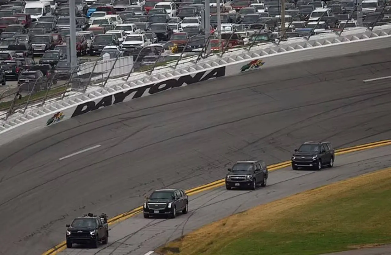 trumpdaytona500ggjgjkgjg.webp