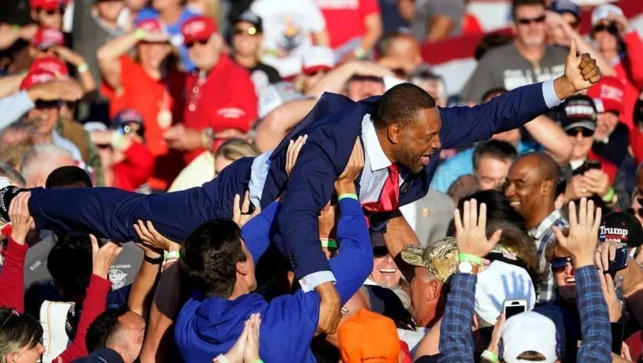 vernon-jones-crowd-surf.webp