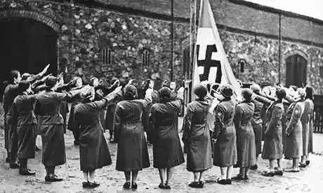 women-salute-the-nazi-fla-010.webp