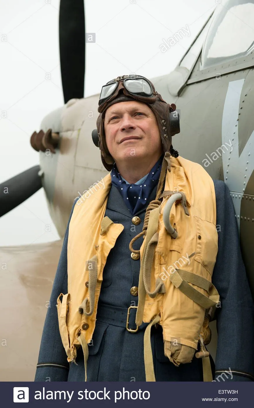 ww2-raf-pilot-wearing-his-mae-west-life-jacket-stands-at-the-ready-E3TW3H.webp