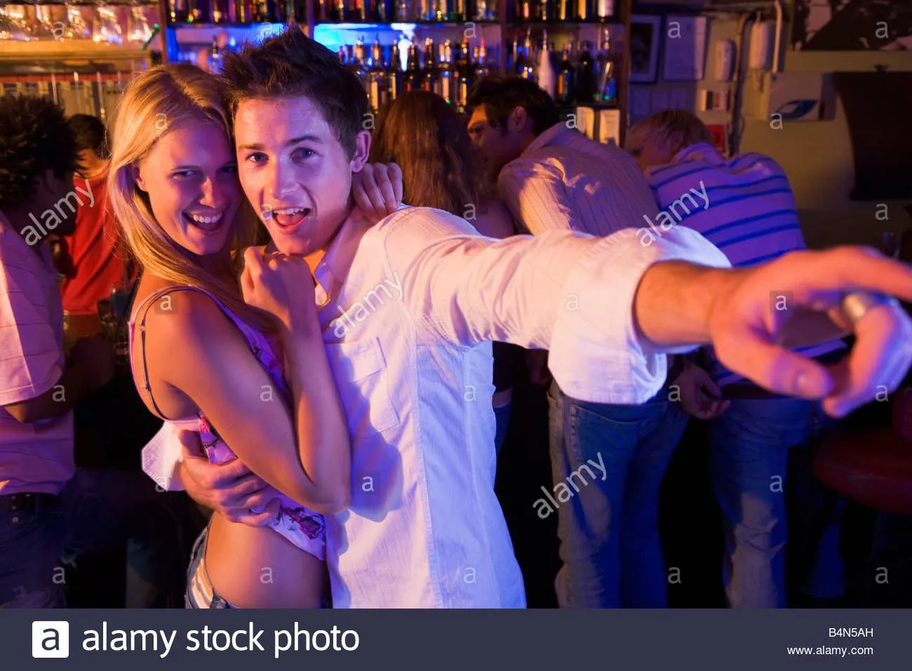 young-people-dancing-in-a-bar-B4N5AH.webp
