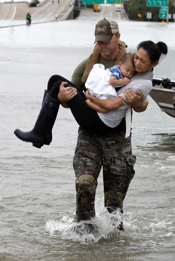 zHurricaneHarveyMotherAndChildRescued27Aug2017_large.webp