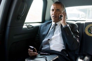 tmp_4551-obama-on-cellphone-calling-texting-001-630x419-1120493784.jpg