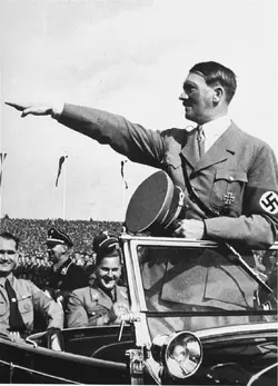 Adolf_Hitler_saluting_at_Nuremberg_rally.webp